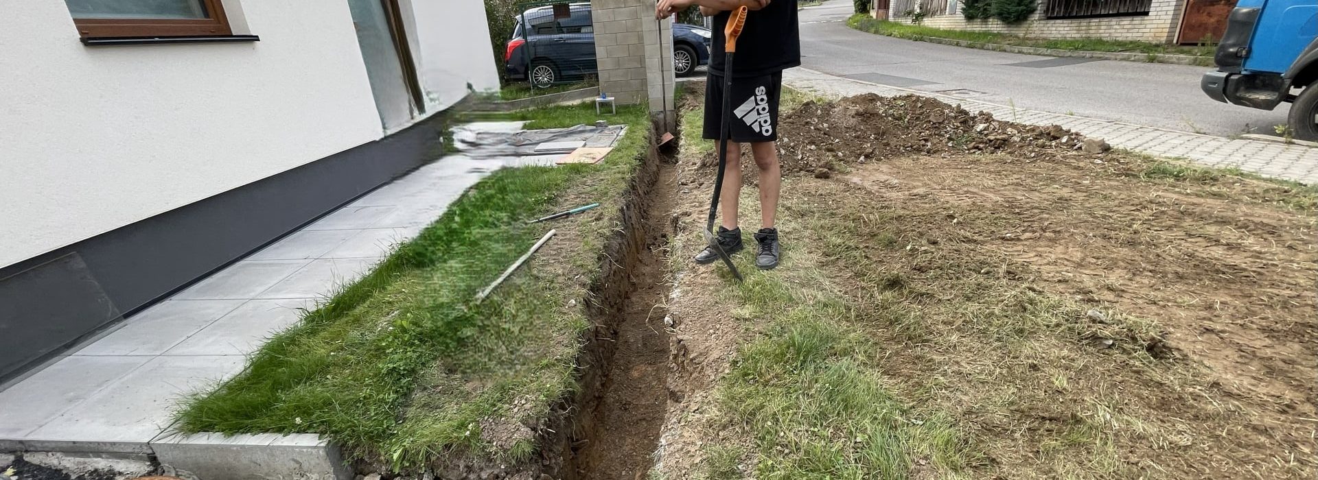 vykop-pro-zaklad-zidky-pro-plot-stodulky